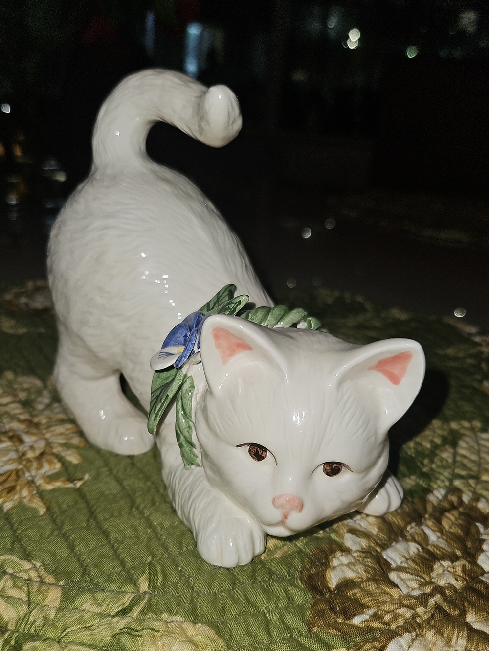 Mudpie Pouncing Kitten 1998 White Ceramic Bow W Flower